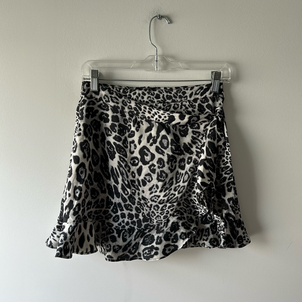 BB Dakota grey leopard printed skirt